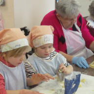 Kita Knirpsenland und K&S Seniorenresidenz in Falkenstein beim Angel-Cookies backen