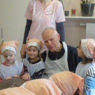 Kita Knirpsenland und K&S Seniorenresidenz in Falkenstein beim Angel-Cookies backen