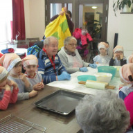 Kita Knirpsenland und K&S Seniorenresidenz in Falkenstein beim Angel-Cookies backen