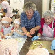 Kita Knirpsenland und K&S Seniorenresidenz in Falkenstein beim Angel-Cookies backen