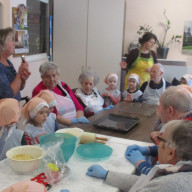 Kita Knirpsenland und K&S Seniorenresidenz in Falkenstein beim Angel-Cookies backen